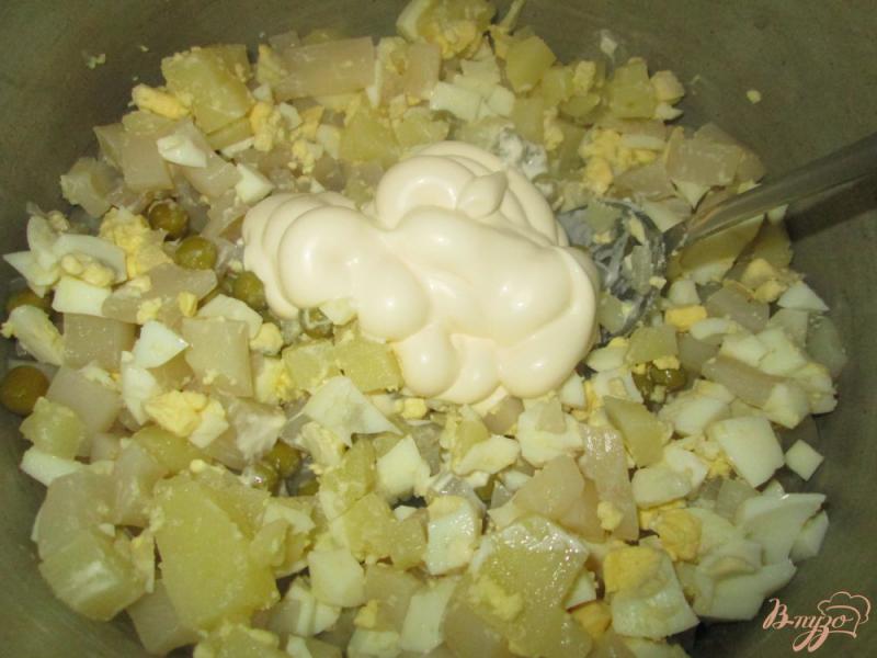 Фото приготовление рецепта: Салат с кальмаром, картофелем и зеленым горошком шаг №6