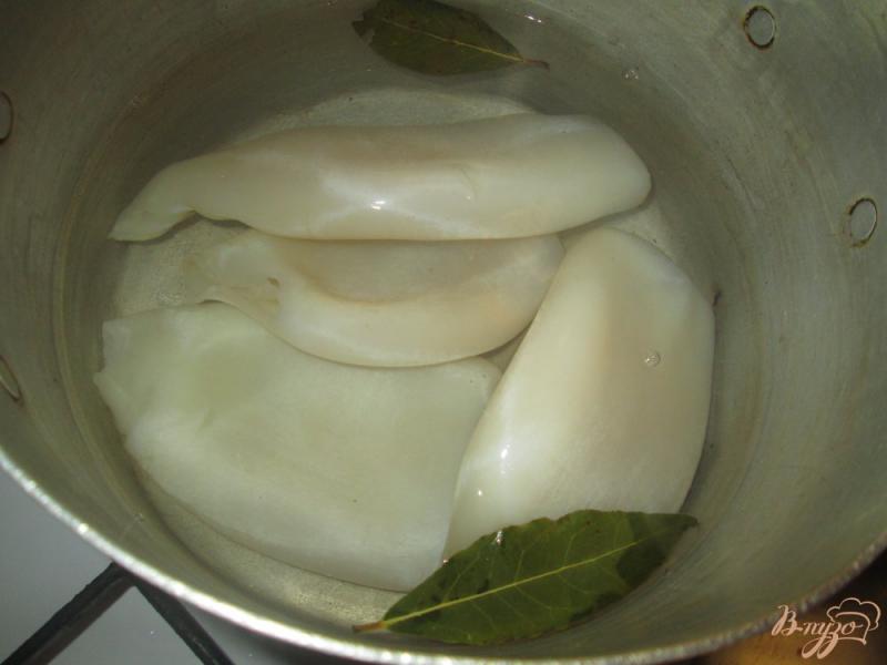 Фото приготовление рецепта: Салат с кальмаром, картофелем и зеленым горошком шаг №1