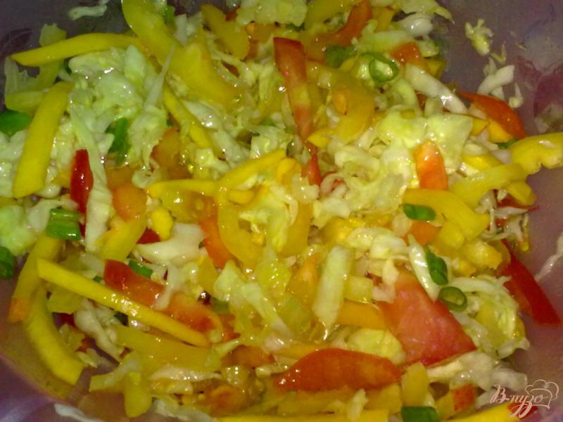 Фото приготовление рецепта: Салат с капустой шаг №7