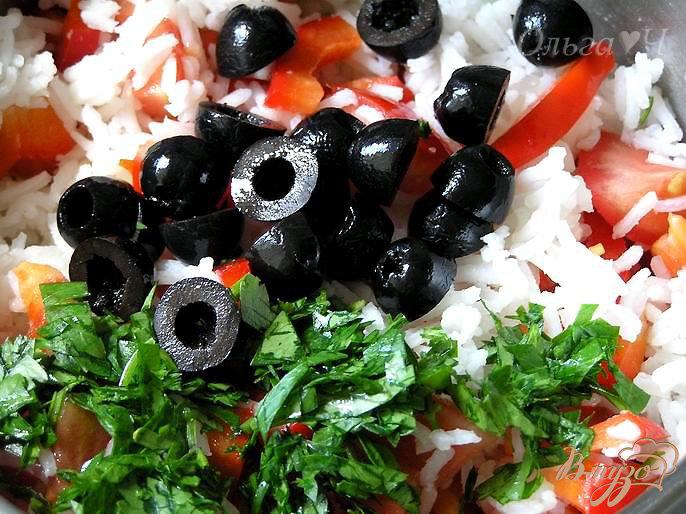 Фото приготовление рецепта: Теплый салат с рисом по-средиземноморски шаг №4