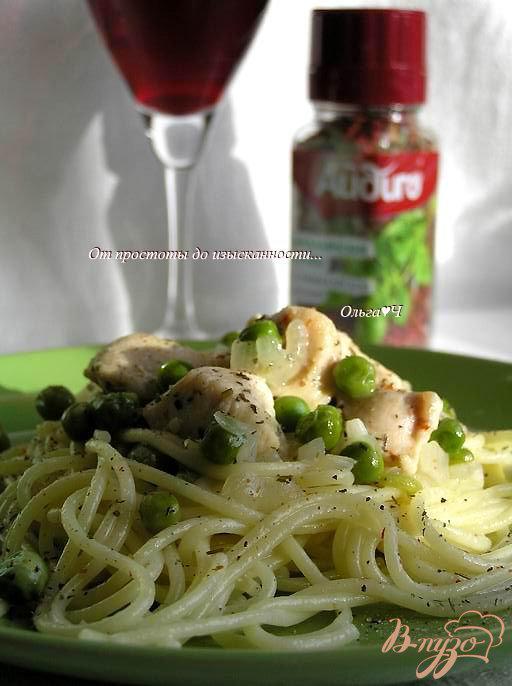 Фото приготовление рецепта: Спагетти с курицей, зеленым горошком и итальянскими травами шаг №4
