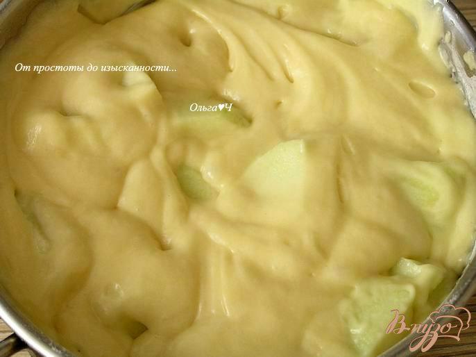 Фото приготовление рецепта: Яблочная шарлотка (в мультиварке) шаг №5