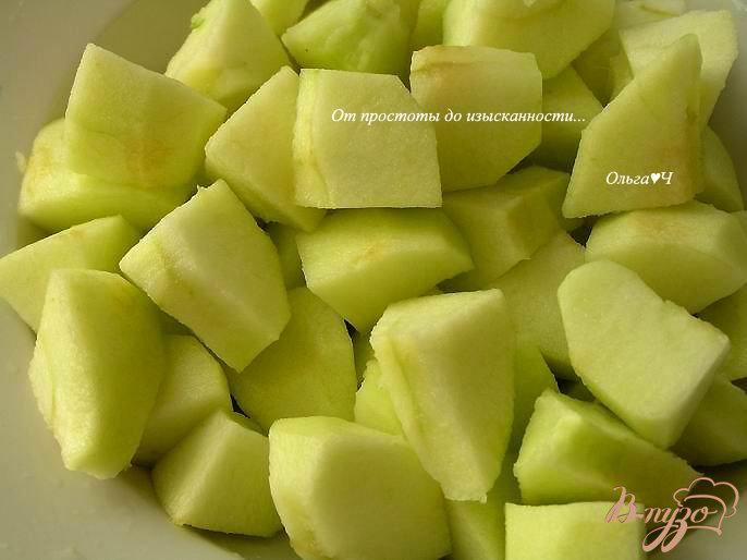 Фото приготовление рецепта: Яблочная шарлотка (в мультиварке) шаг №4