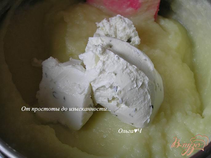 Фото приготовление рецепта: Картофельное пюре с зеленью и творожным сыром шаг №3