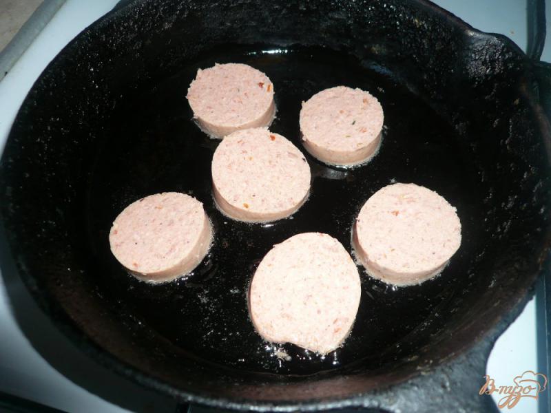 Фото приготовление рецепта: Яичница с ливерной колбасой шаг №2