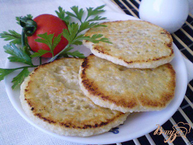 Фото приготовление рецепта: Картофелные оладьи с высивками пшеничными шаг №9