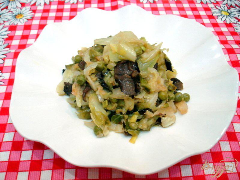 Фото приготовление рецепта: Жареная капуста с горошком и грибами шаг №9