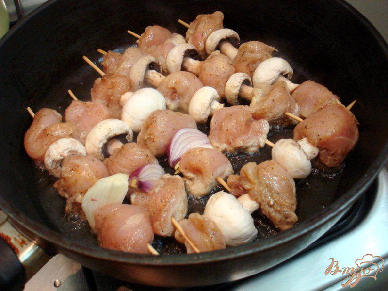 Фото приготовление рецепта: Куриные шашлычки с грибами шаг №9