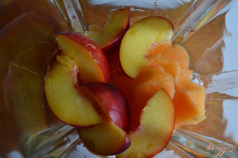 Фото приготовление рецепта: Напиток из дыни с персиком шаг №2