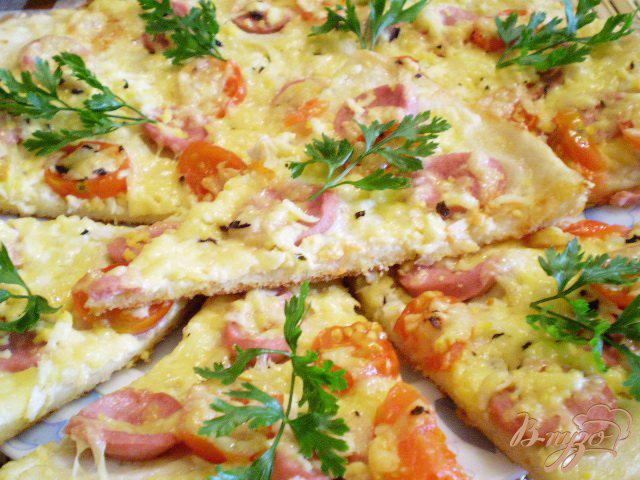 Фото приготовление рецепта: Пицца с помидорами черри и базиликом шаг №11