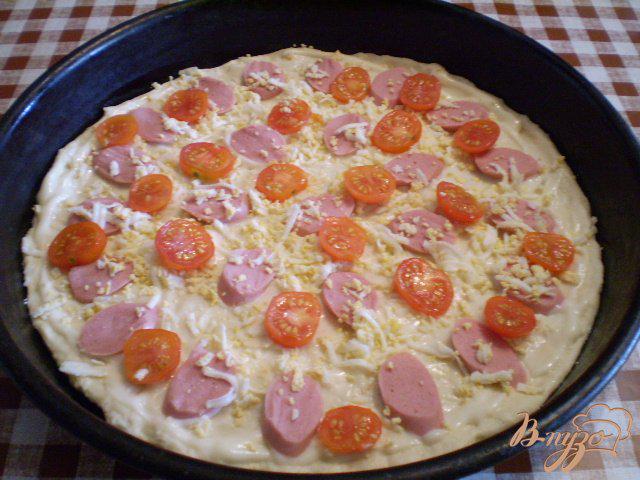 Фото приготовление рецепта: Пицца с помидорами черри и базиликом шаг №8