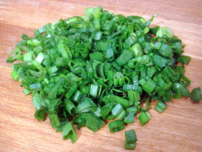 Фото приготовление рецепта: Салат из копчёной горбуши шаг №2
