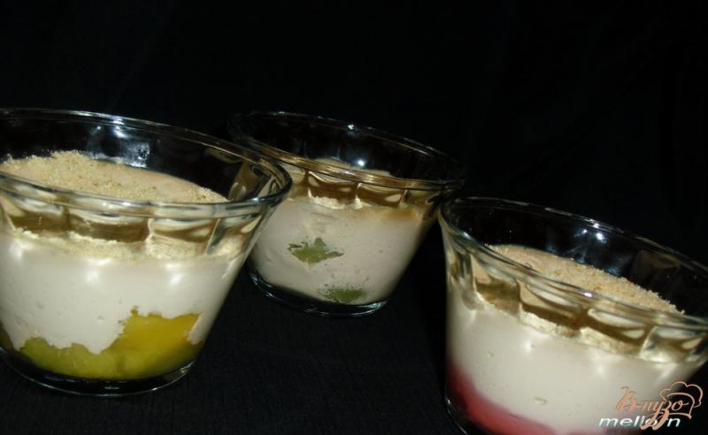 Фото приготовление рецепта: Десерт из запеченной ряженки с фруктами и ягодами шаг №3