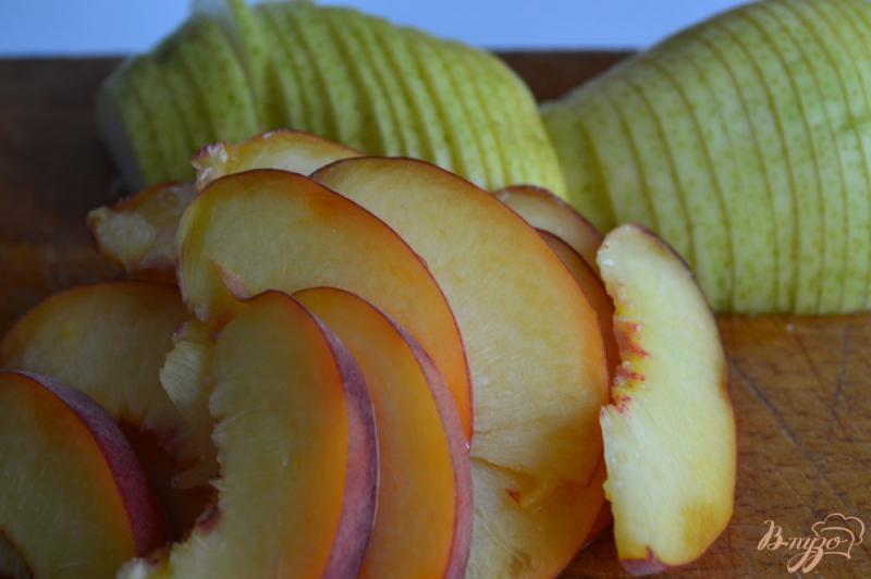 Фото приготовление рецепта: Сдобная булка-улитка с кусочками фруктов шаг №5