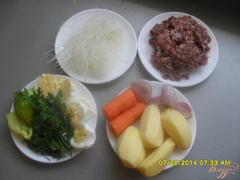 Фото приготовление рецепта: Суп с фрикадельками и рисовой вермишелью. шаг №1