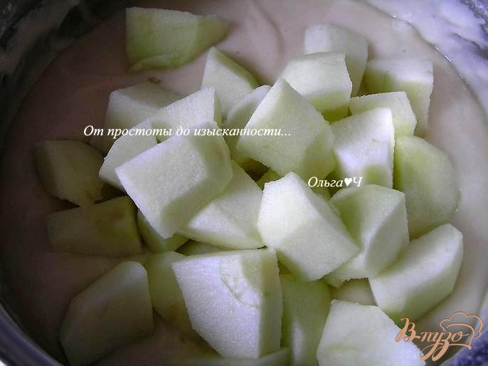 Фото приготовление рецепта: Кекс с яблоком и малиной шаг №3