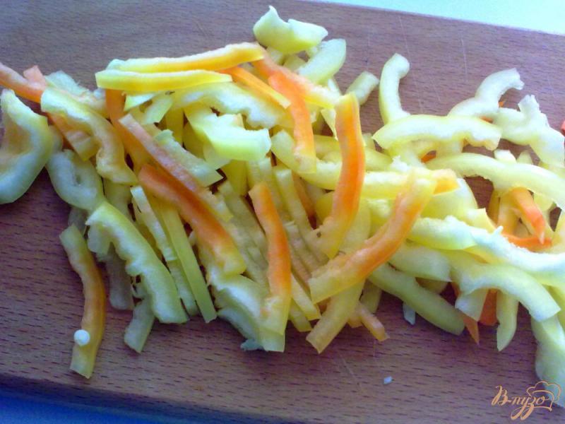 Фото приготовление рецепта: Салат с капустой и курагой шаг №3