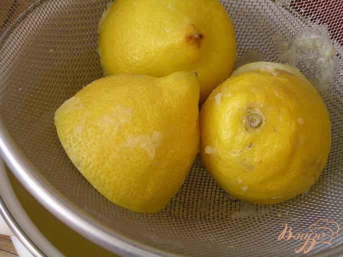 Фото приготовление рецепта: Лимонный напиток шаг №3