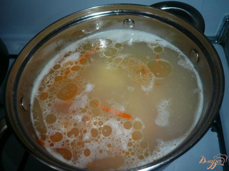 Фото приготовление рецепта: Суп с рисом и картофелем шаг №4