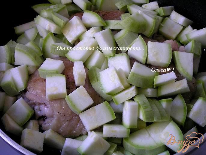 Фото приготовление рецепта: Куриные бедра с кабачком и рисом шаг №2