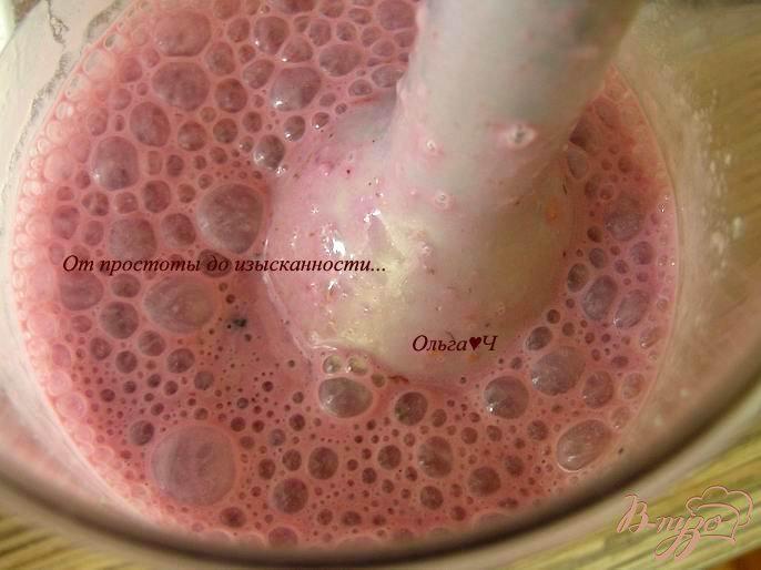 Фото приготовление рецепта: Молочный коктейль «Смородина и груша» шаг №3