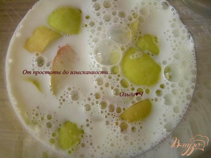 Фото приготовление рецепта: Молочный коктейль «Смородина и груша» шаг №2