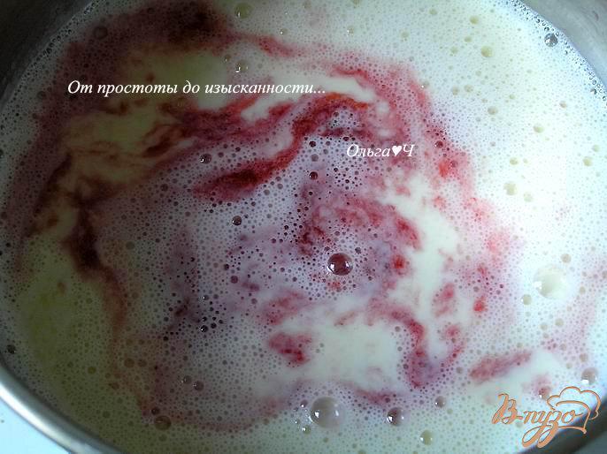 Фото приготовление рецепта: Сливочное клубничное мороженое шаг №3