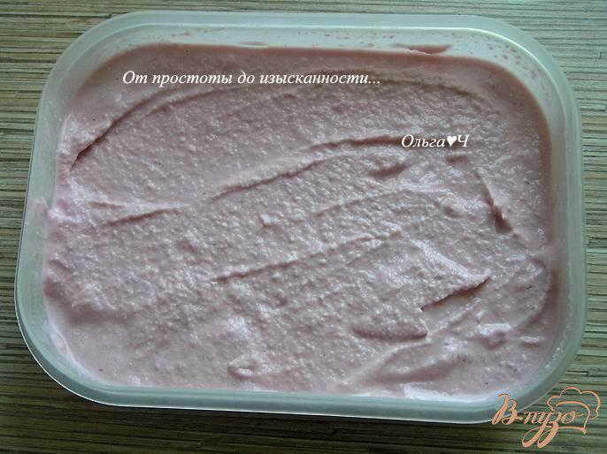 Фото приготовление рецепта: Сливочное клубничное мороженое шаг №6