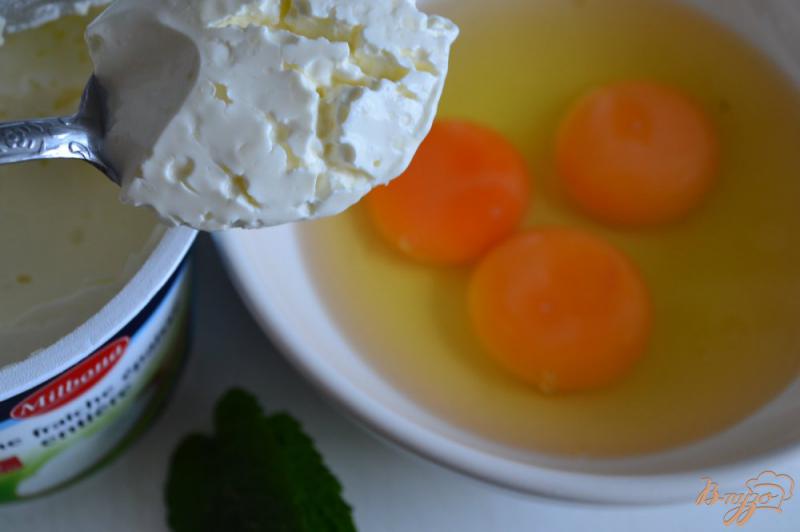 Фото приготовление рецепта: Омлет с цукини, мятой  и голубым сыром шаг №3