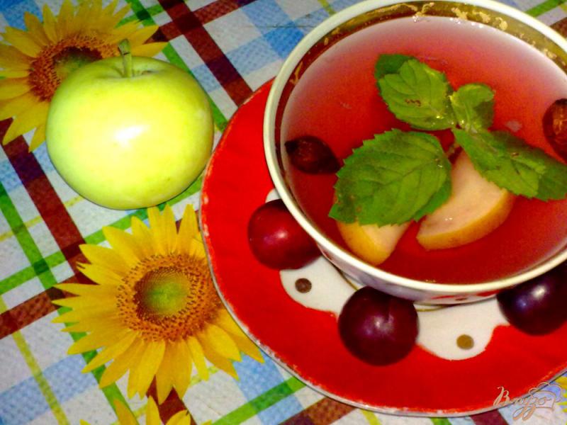 Фото приготовление рецепта: Компот из красной алычи, яблок и специй шаг №7