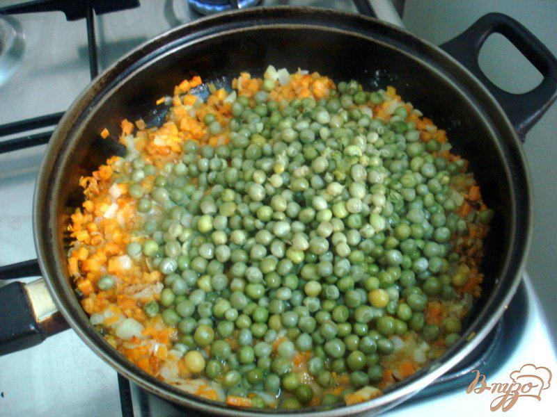 Фото приготовление рецепта: Зелёный горошек с морковью в соусе шаг №6