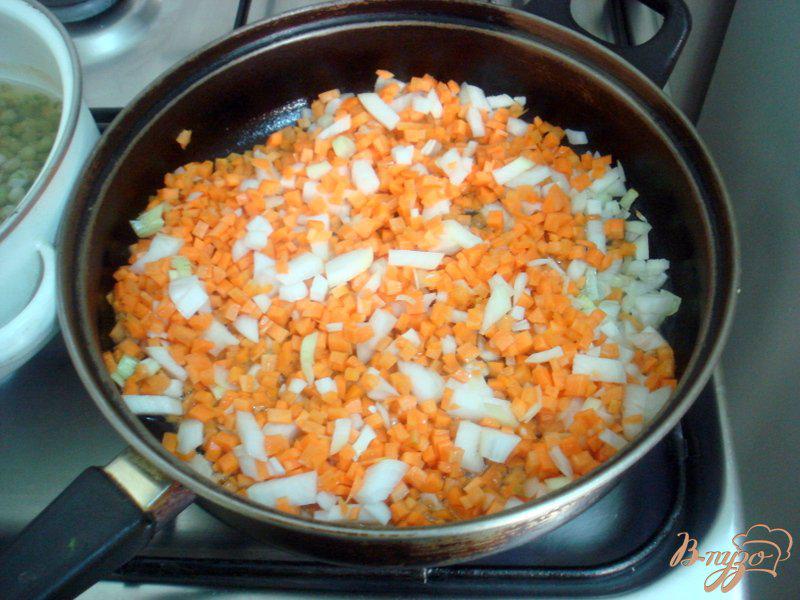 Фото приготовление рецепта: Зелёный горошек с морковью в соусе шаг №4
