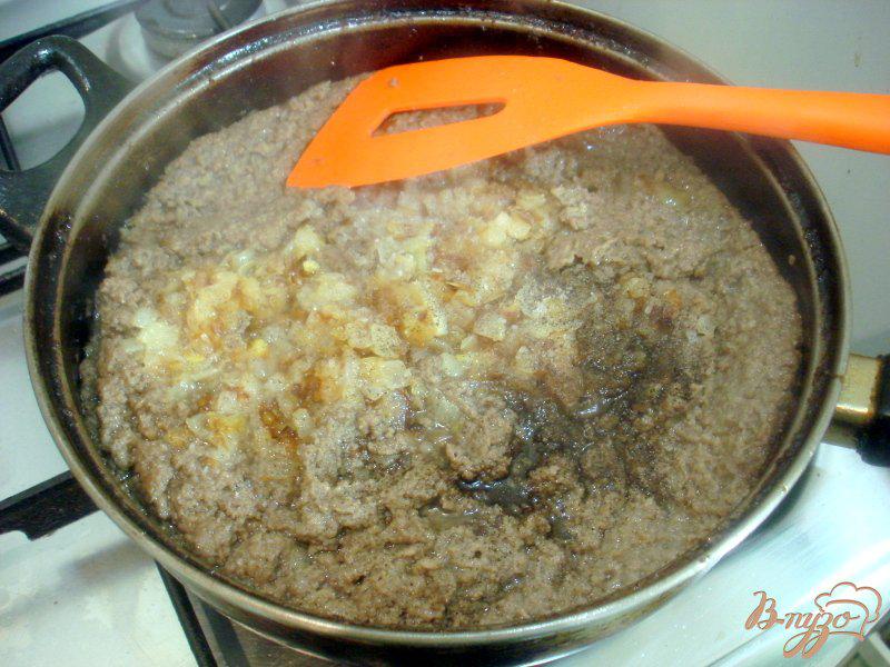 Фото приготовление рецепта: Печёночный торт с грибной начинкой шаг №7