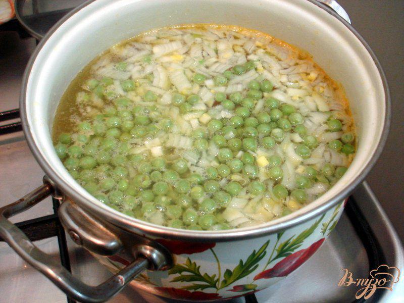 Фото приготовление рецепта: Суп с сырками и зелёным горошком шаг №7