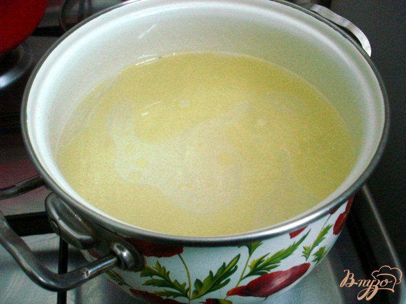 Фото приготовление рецепта: Суп с сырками и зелёным горошком шаг №2