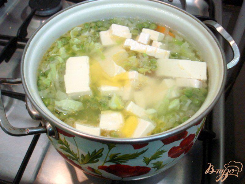 Фото приготовление рецепта: Суп с сырками и зелёным горошком шаг №9