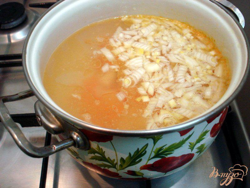 Фото приготовление рецепта: Суп с сырками и зелёным горошком шаг №6