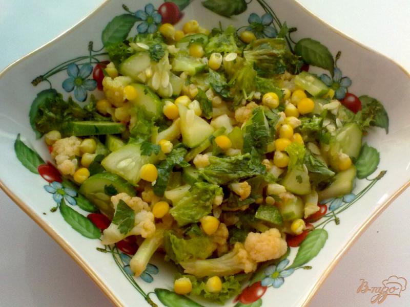 Фото приготовление рецепта: Салат с цветной капустой «Зеленый» шаг №8