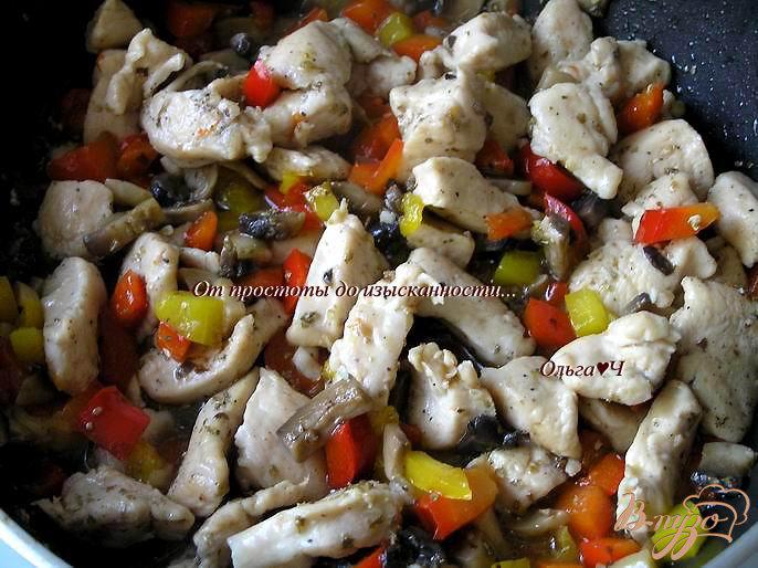Фото приготовление рецепта: Лапша с куриными грудками, грибами и овощами шаг №5