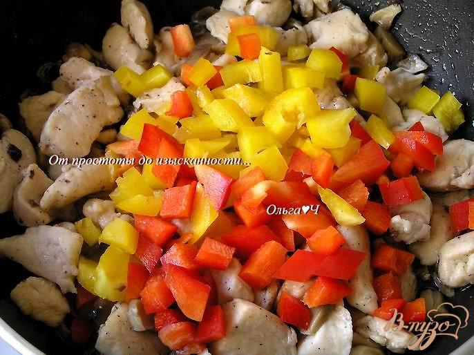 Фото приготовление рецепта: Лапша с куриными грудками, грибами и овощами шаг №3