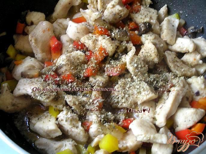Фото приготовление рецепта: Лапша с куриными грудками, грибами и овощами шаг №4