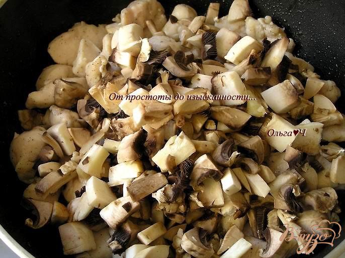Фото приготовление рецепта: Лапша с куриными грудками, грибами и овощами шаг №2