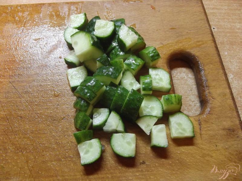 Фото приготовление рецепта: Салат с клубникой и брынзой шаг №3