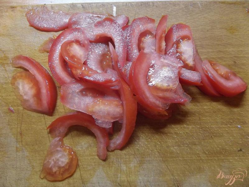 Фото приготовление рецепта: Закуска из лаваша с сулугуни, чесноком и помидорами шаг №2