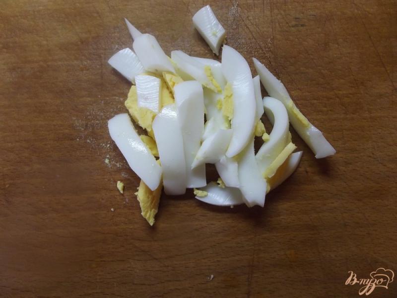 Фото приготовление рецепта: Салат с вареными вешанками шаг №6