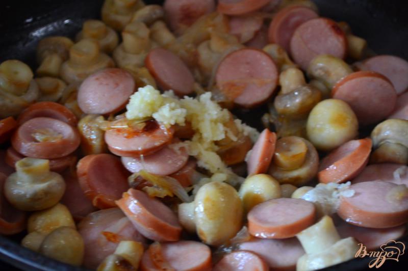 Фото приготовление рецепта: Шпецле с грибами и колбасками шаг №3