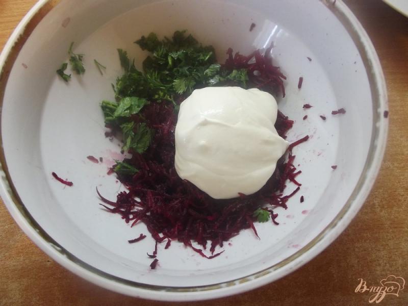 Фото приготовление рецепта: Салат закусочный из кинзы и свеклы шаг №3