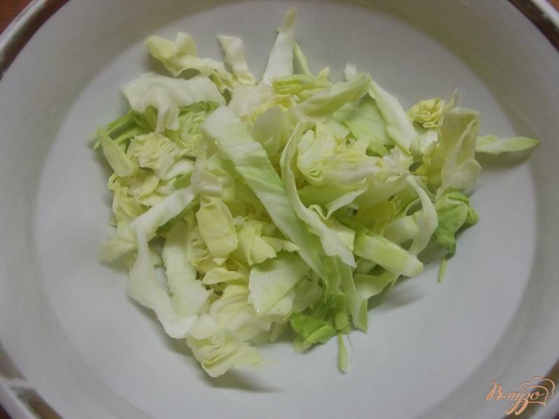 Фото приготовление рецепта: Салат с коровьей брынзой и редисом шаг №2
