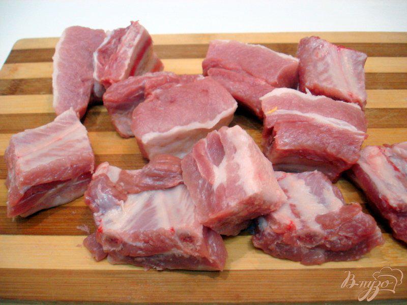 Фото приготовление рецепта: Свиные рёбрышки запеченные с картофелем шаг №2