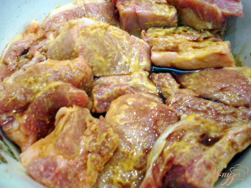Фото приготовление рецепта: Свиные рёбрышки запеченные с картофелем шаг №3